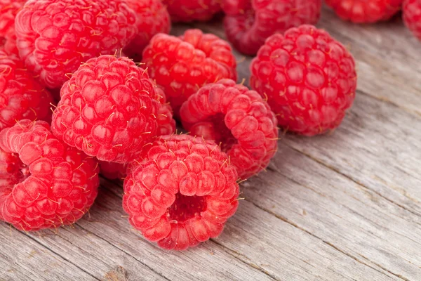 Frische reife Himbeeren auf Holztisch — Stockfoto