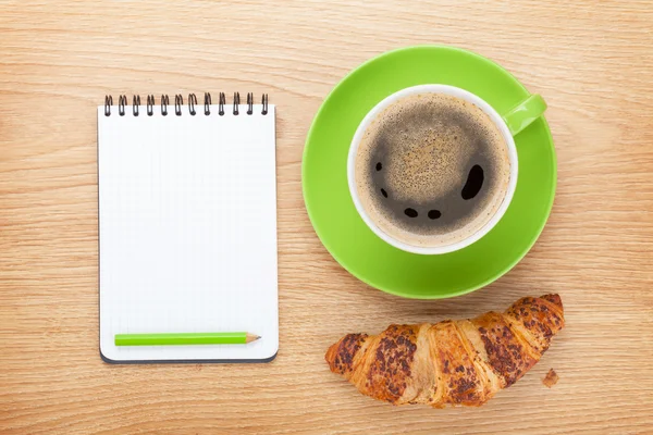 Kopp kaffe och färsk croissant — Stockfoto