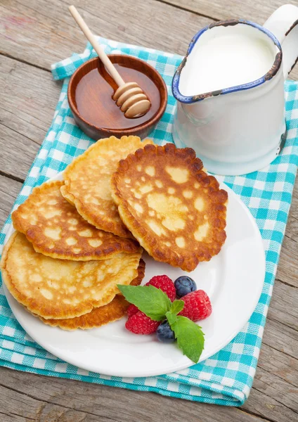 Pancakes with raspberry and blueberry — Stock Photo, Image