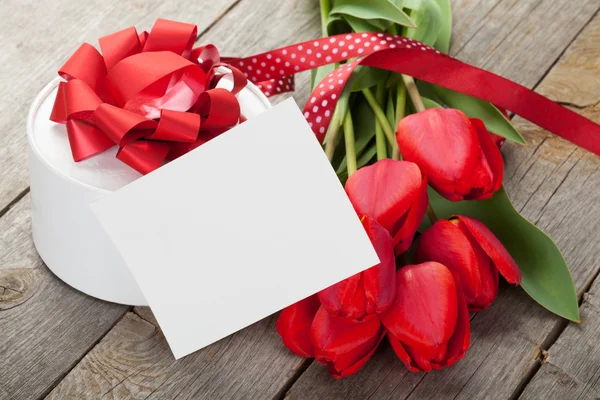 Tulipanes frescos y tarjeta de felicitación — Foto de Stock