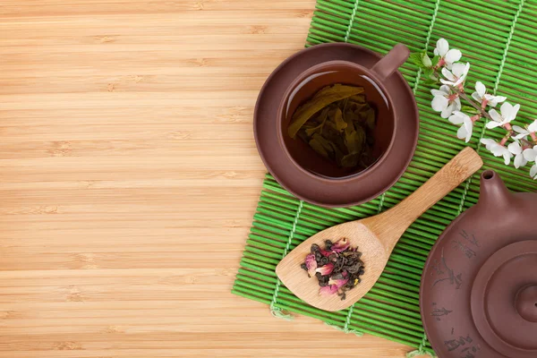 Té verde japonés y rama de sakura — Foto de Stock