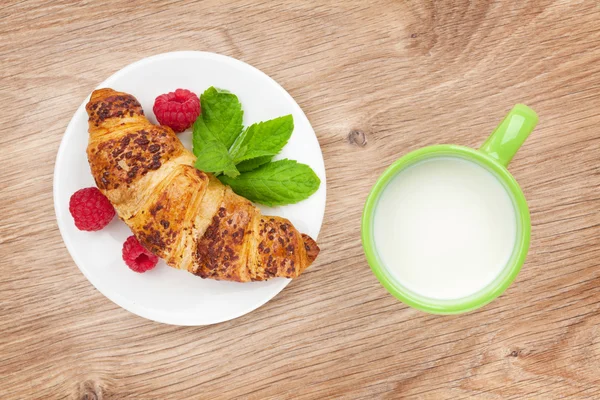 Milch und frisches Croissant — Stockfoto