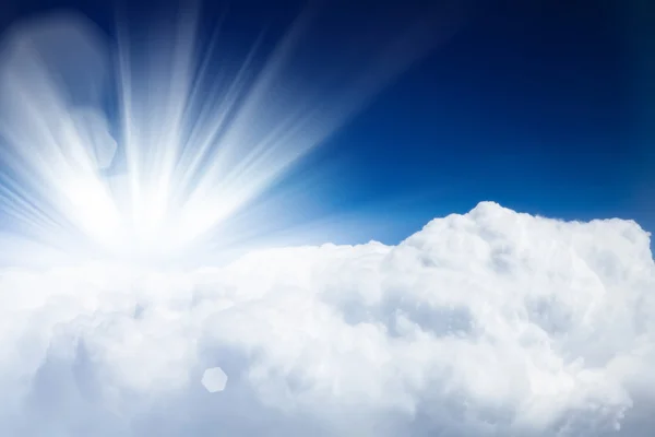 Синее небо с облаками и солнцем — стоковое фото