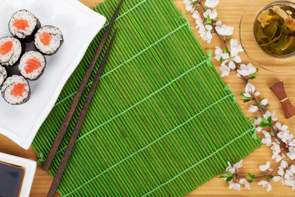 Sushi maki seti ve yeşil çay — Stok fotoğraf