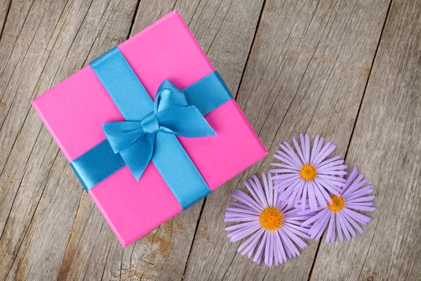 Coffret cadeau violet et fleurs de gerbera — Photo