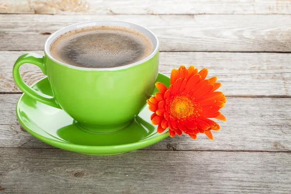 Taza de café y flor de gerberas —  Fotos de Stock
