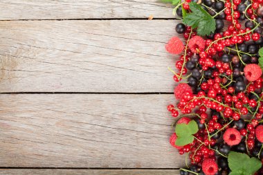 ahşap masa üzerinde olgunlaşmış taze çilek