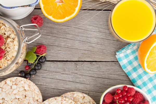 Petit déjeuner avec muesli, baies et jus d'orange — Photo