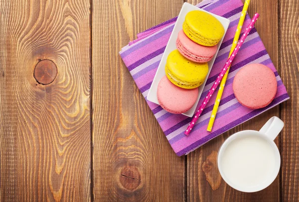Biscoitos de macaron e xícara de leite — Fotografia de Stock