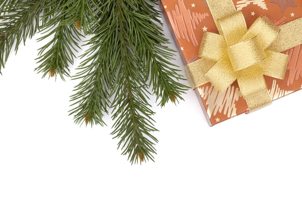 Geschenk box en Spar kerstboom — Stockfoto