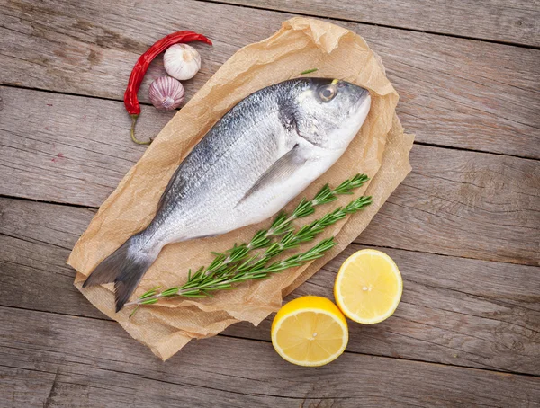 Čerstvé ryby dorado vaření s kořením a kořením — Stock fotografie