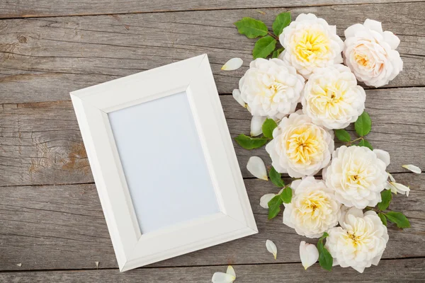 Blank photo frame and white roses — Stock Photo, Image