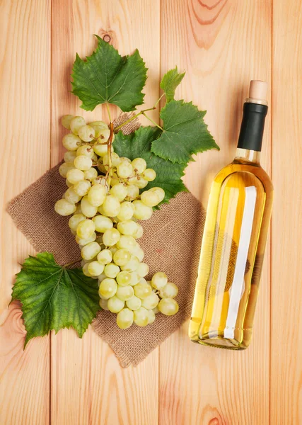 Láhev bílého vína a bílé hrozny — Stock fotografie