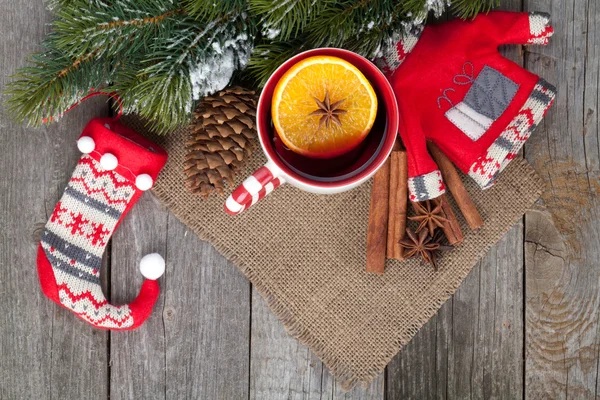 Weihnachtsglühwein mit Tannenbaum — Stockfoto