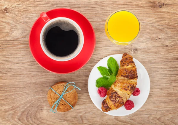 Cup of coffee, orange juice and fresh croissant — Stock Photo, Image