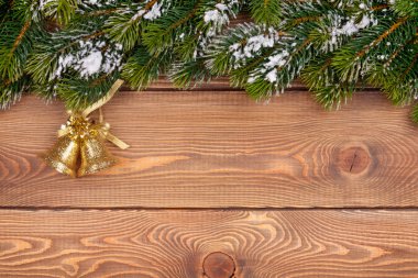 kar ile Noel köknar ağacı
