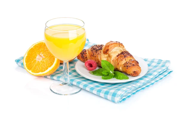 Orangensaft und frisches Croissant — Stockfoto