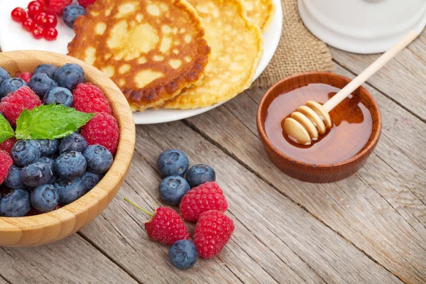 Pannenkoeken met bessen, munt en honing siroop — Stockfoto