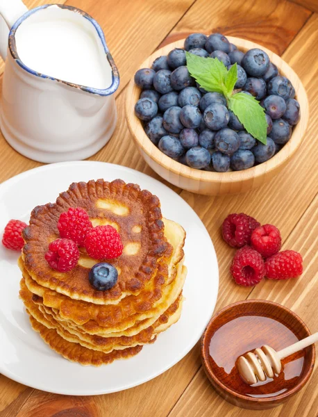 Pannkakor med bär, mynta och honung sirap — Stockfoto