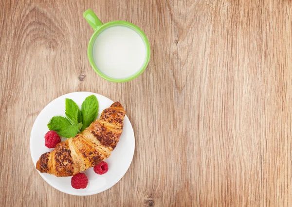 Milk and fresh croissant — Stock Photo, Image