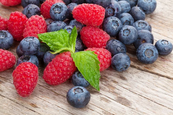 Blaubeeren und Himbeeren — Stockfoto