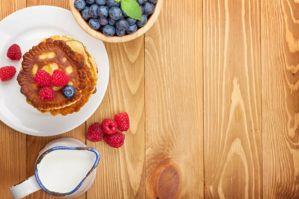 Panqueques con frambuesa, arándanos y leche — Foto de Stock