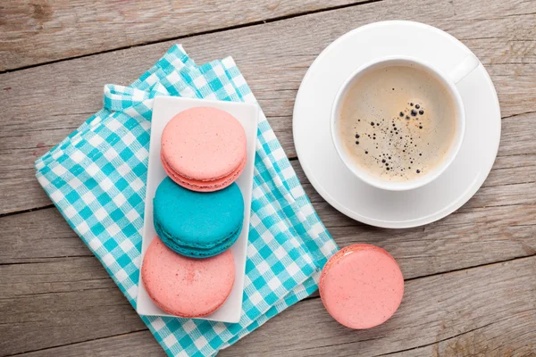 Macaron cookies and cup of coffee — Stock Photo, Image