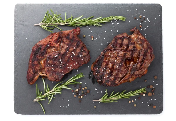 Hovězí steaky s rozmarýnem a koření — Stock fotografie