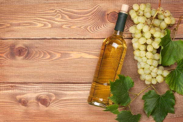 Garrafa de vinho e um monte de uvas brancas — Fotografia de Stock