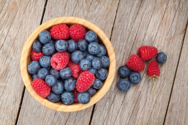 Blaubeeren und Himbeeren — Stockfoto