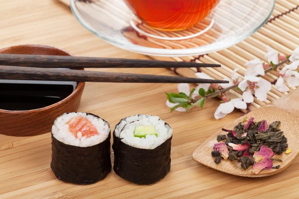 Zestaw maki sushi, herbata ziołowa — Zdjęcie stockowe