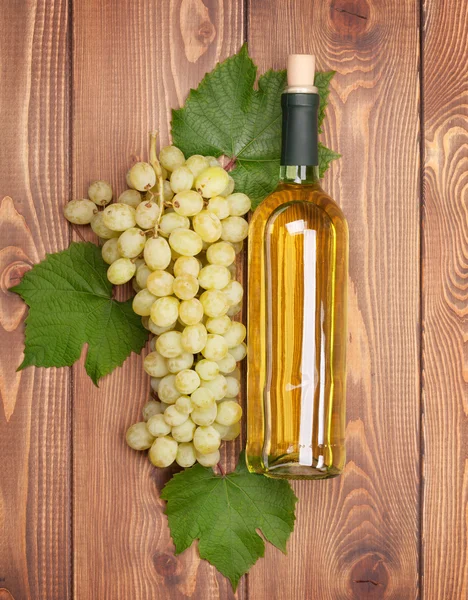 Wine bottle and bunch of  grapes — Stock Photo, Image