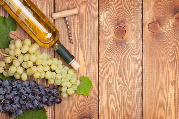 White wine bottle and bunch of grapes — Stock Photo, Image