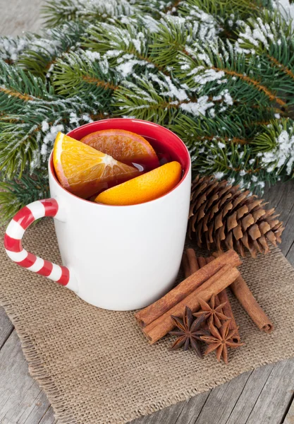 Weihnachtsglühwein mit Gewürzen — Stockfoto