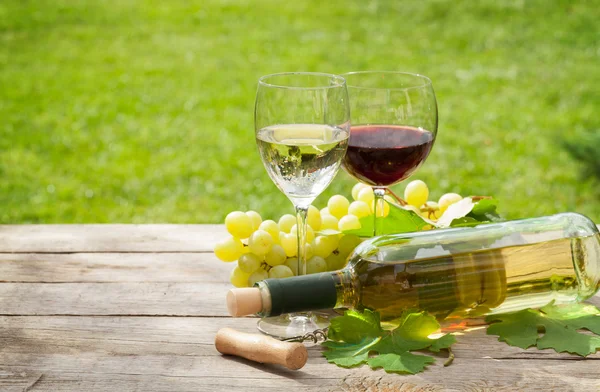 Verres à vin blanc et rouge et bouteille — Photo