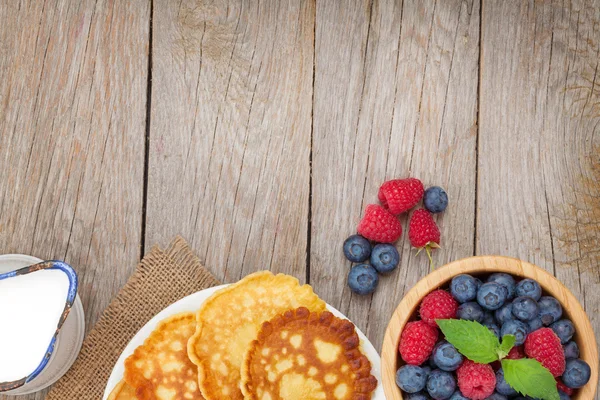 Pancakes with raspberry and milk — Stock Photo, Image