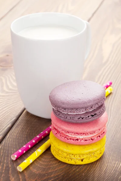 Macaron cookies and cup of milk — Stock Photo, Image