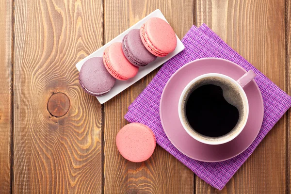 Biscoitos Macaron e xícara de café — Fotografia de Stock