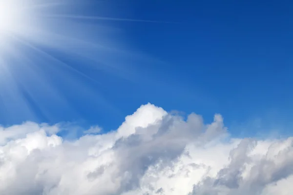 Langit biru dengan awan dan matahari — Stok Foto