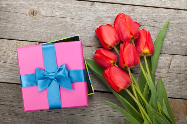 Tulipanes frescos y caja de regalo —  Fotos de Stock