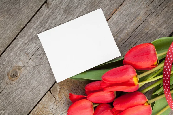 Tulipanes frescos y tarjeta de felicitación — Foto de Stock