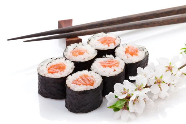 Maki sushi szett és sakura ág — Stock Fotó