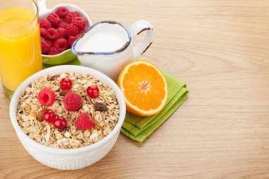 Müsli, çilek ve suyu Kahvaltı