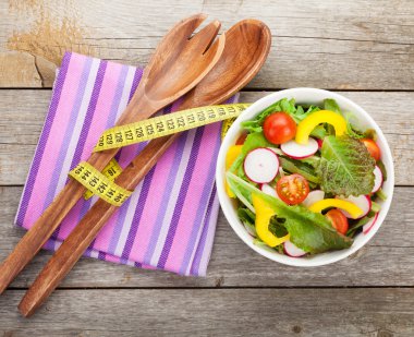 Taze sağlıklı salata ve mutfak gereçler