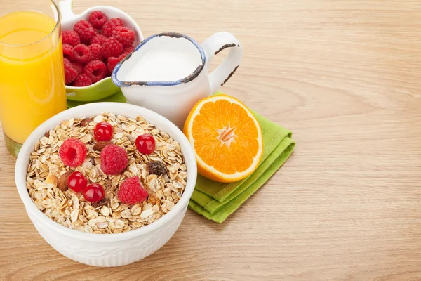 Petit déjeuner avec muesli, baies et jus de fruits — Photo