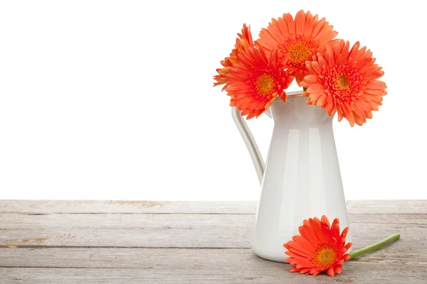 Orangene Gerbera-Blüten im Krug — Stockfoto