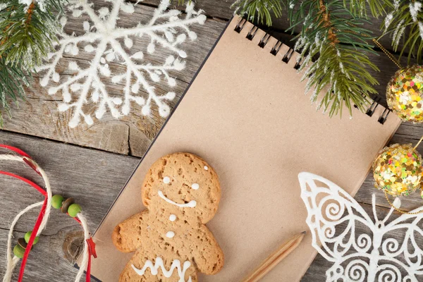 クリスマスのモミの木、装飾、空白のメモ帳 — ストック写真
