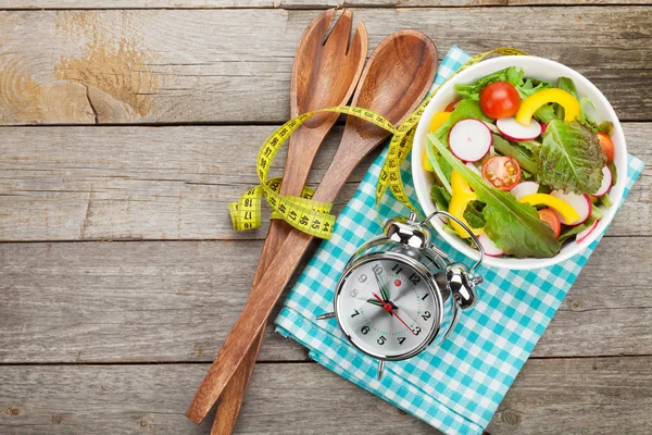 Frischer gesunder Salat und Maßband — Stockfoto