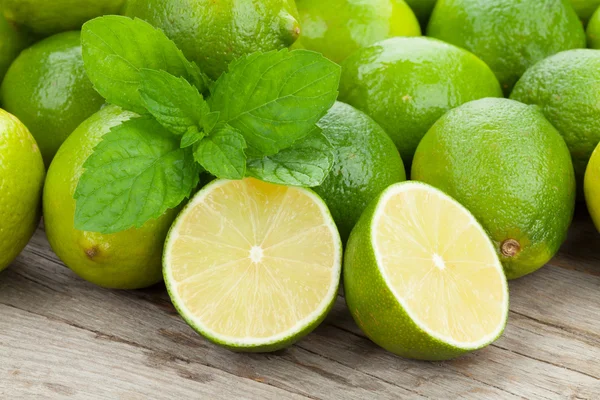 Limes freschi maturi con menta — Foto Stock