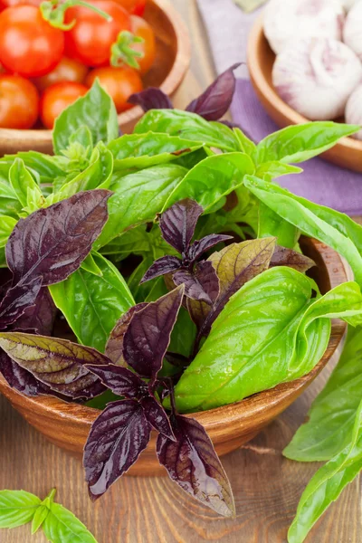 Fresh farmers basil and tomatoes — Stock Photo, Image